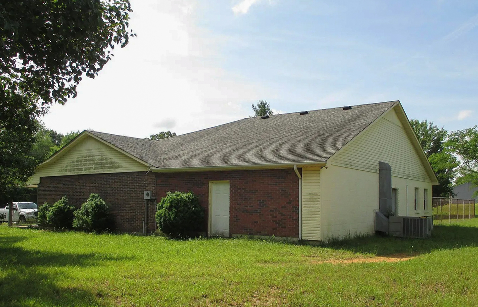 Leoma property before exterior restoration